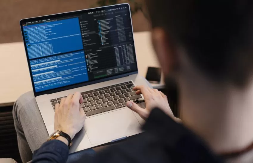 10 Aplikasi Coding Terbaik di Perangkat PC dan Laptop